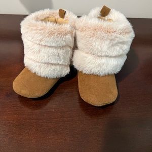 Baby 6-9 month fur and suede booties / soft sole shoe / crib shoe